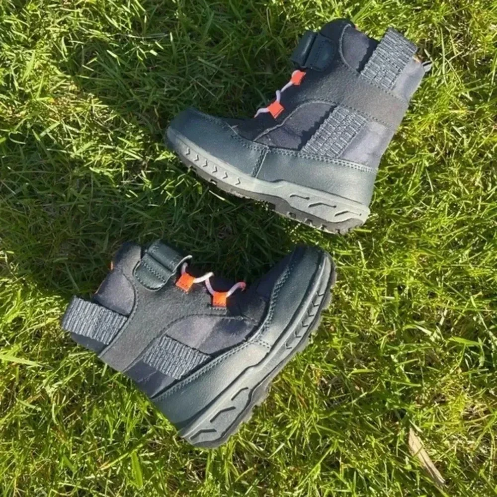 Carter’s snow / rain boots for toddlers size 9M blue excellent condition